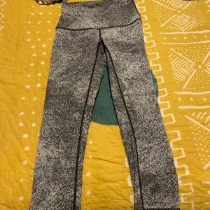 Lululemon Size 6 high waisted cropped leggings